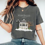 Chic Stars Hollow T-Shirt with Snowy Gazebo Print - Casual Winter Graphic Tee for Fans - Comfy and Stylish, Perfect Gift Idea
 - 1