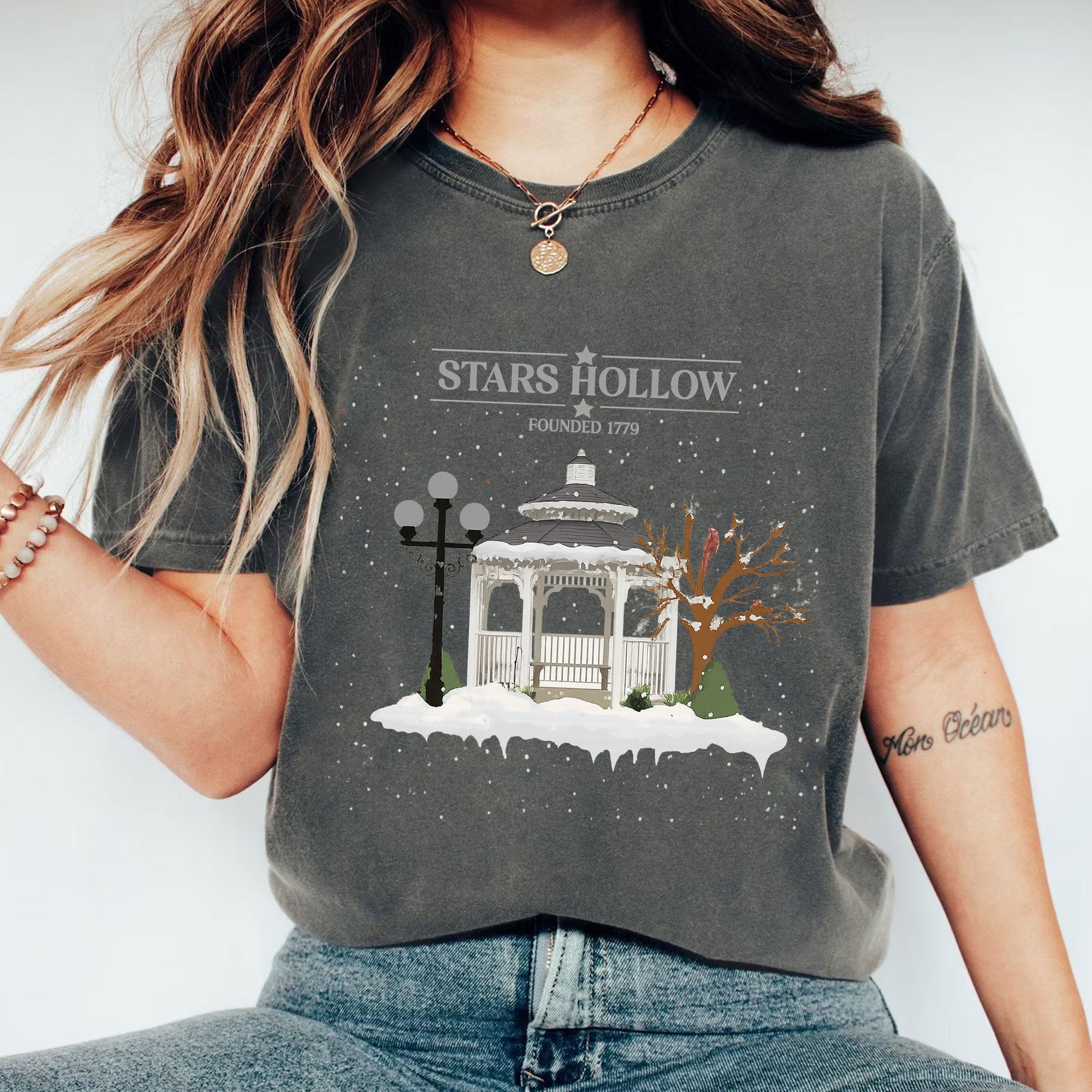 Chic Stars Hollow T-Shirt with Snowy Gazebo Print - Casual Winter Graphic Tee for Fans - Comfy and Stylish, Perfect Gift Idea
 - 1