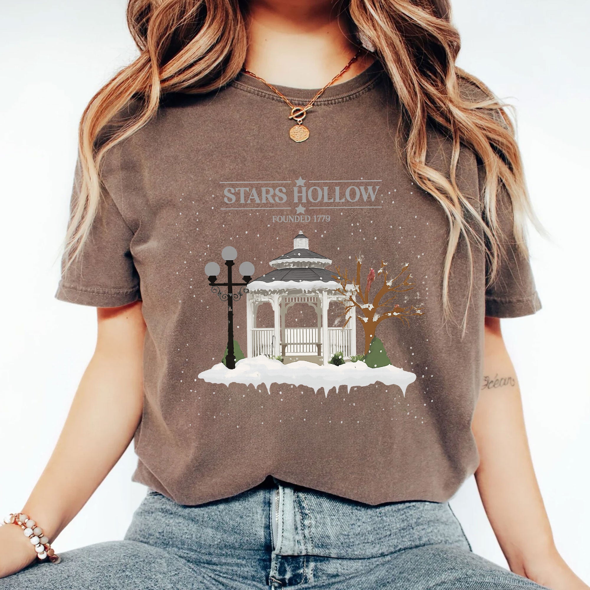 Chic Stars Hollow T-Shirt with Snowy Gazebo Print - Casual Winter Graphic Tee for Fans - Comfy and Stylish, Perfect Gift Idea
 - 2