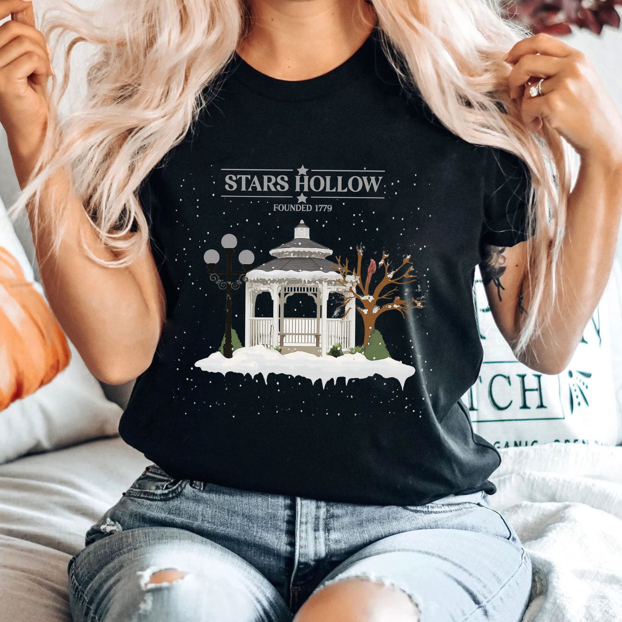 Chic Stars Hollow T-Shirt with Snowy Gazebo Print - Casual Winter Graphic Tee for Fans - Comfy and Stylish, Perfect Gift Idea
 - 4