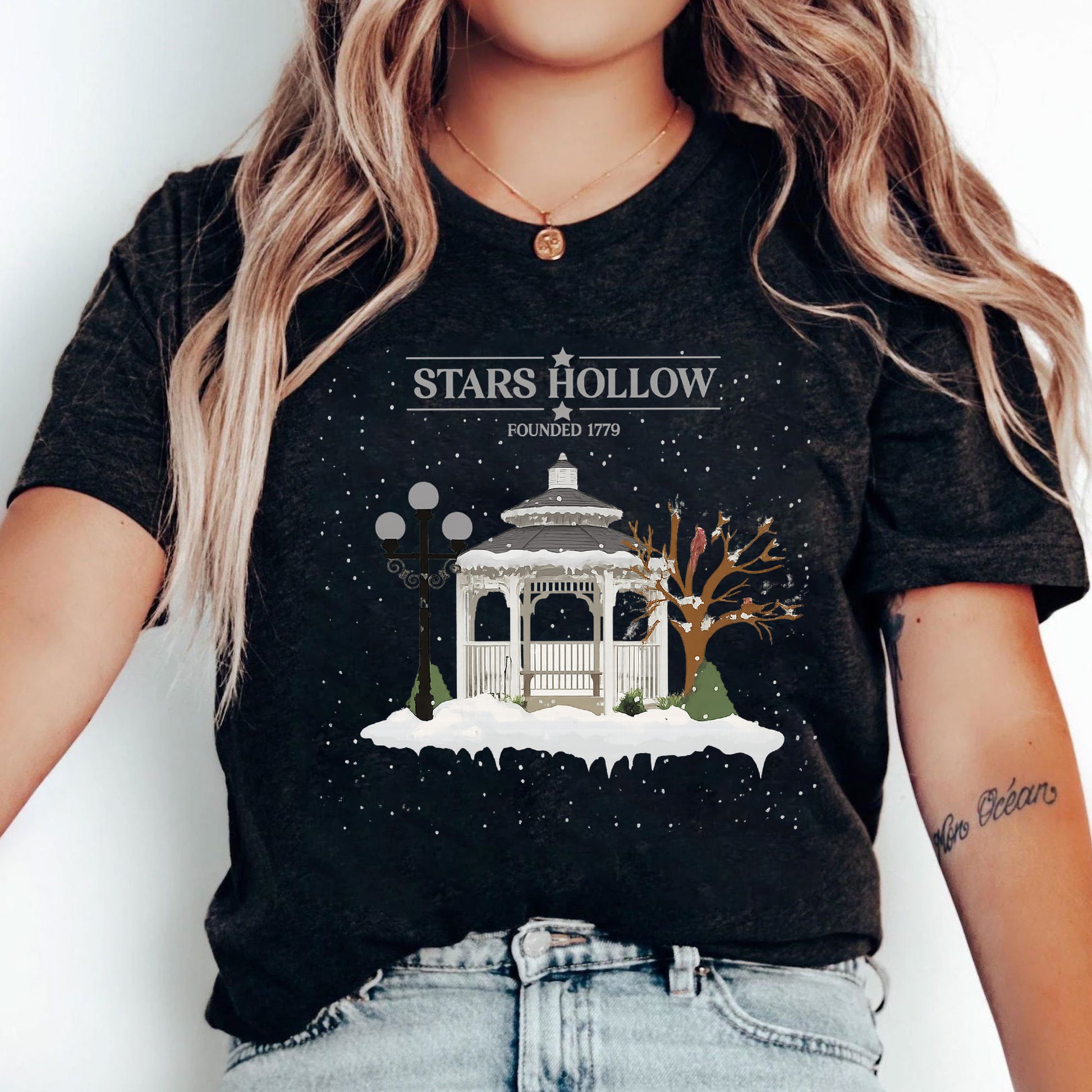 Chic Stars Hollow T-Shirt with Snowy Gazebo Print - Casual Winter Graphic Tee for Fans - Comfy and Stylish, Perfect Gift Idea
 - 5