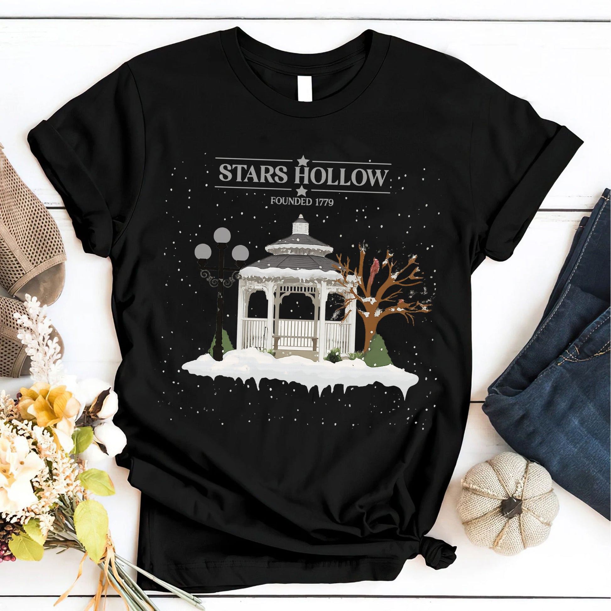 Chic Stars Hollow T-Shirt with Snowy Gazebo Print - Casual Winter Graphic Tee for Fans - Comfy and Stylish, Perfect Gift Idea
 - 6