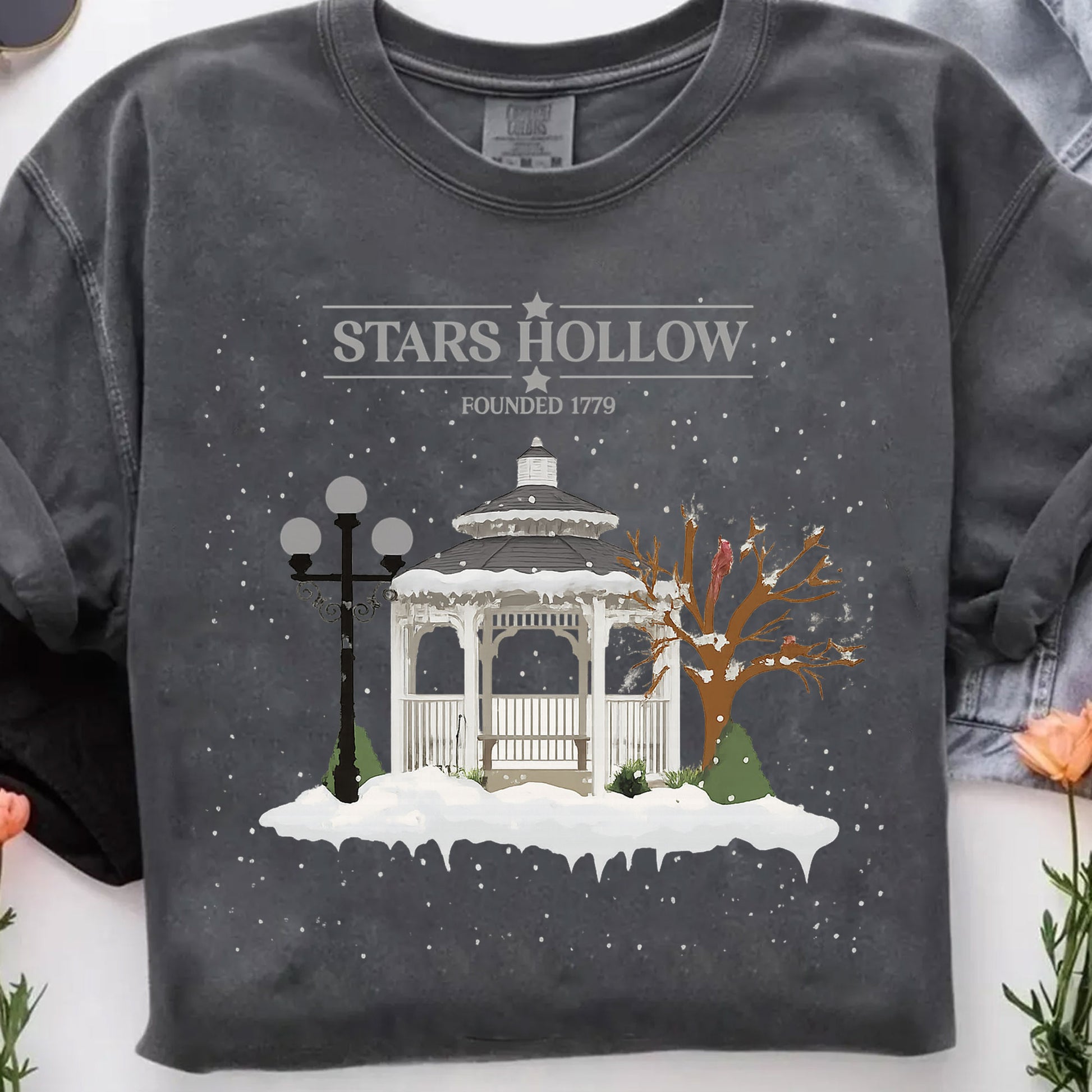 Chic Stars Hollow T-Shirt with Snowy Gazebo Print - Casual Winter Graphic Tee for Fans - Comfy and Stylish, Perfect Gift Idea
 - 7
