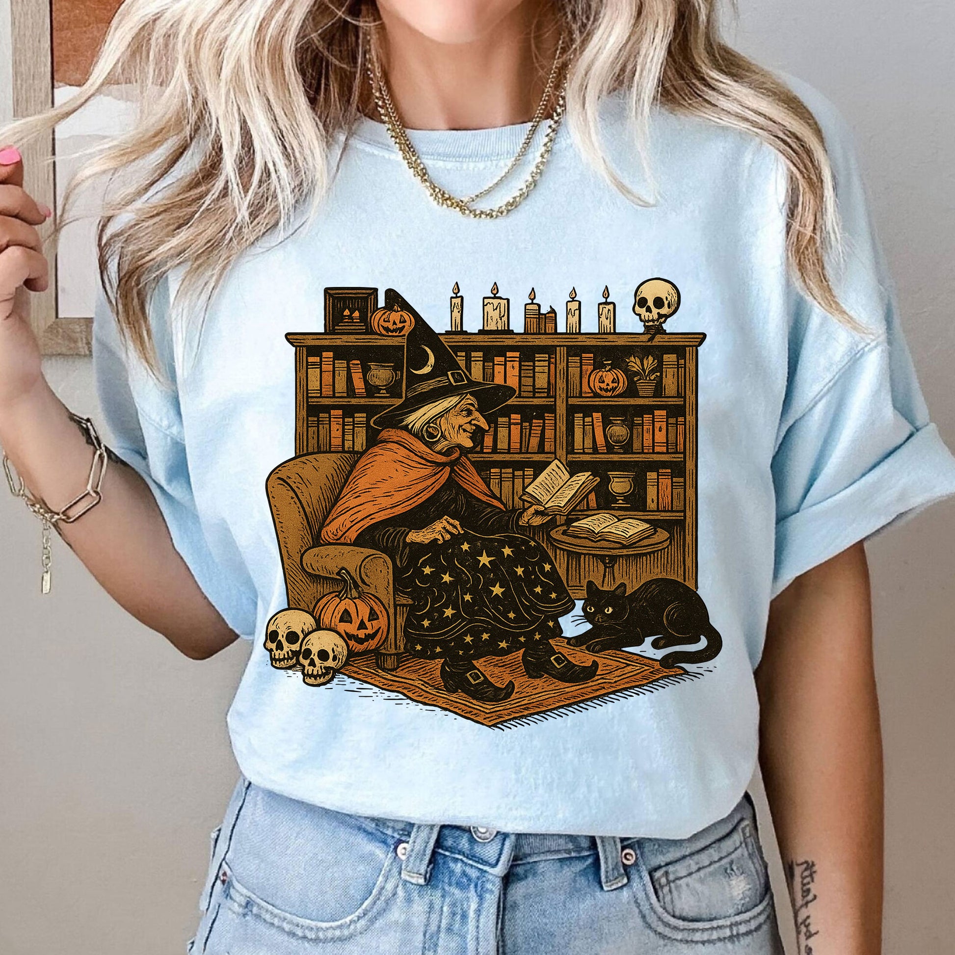 Cozy Halloween Witch Reading T-Shirt with Black Cat and Pumpkin Design – Perfect Spooky Season Gifts for Book Lovers and Cat Enthusiasts
 - 10