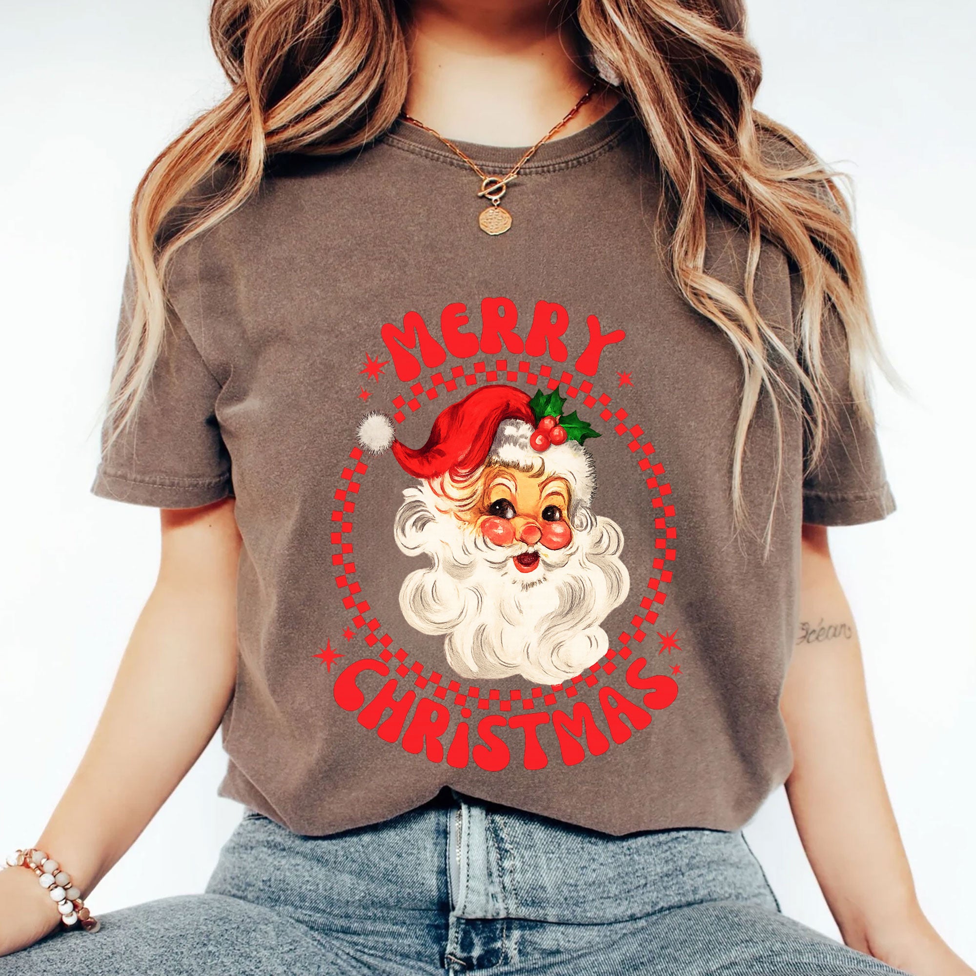 Festive Women's Vintage Santa Tee - Merry Christmas Graphic T-Shirt for Holiday Cheer - Classic Retro Style Casual Top
 - 2