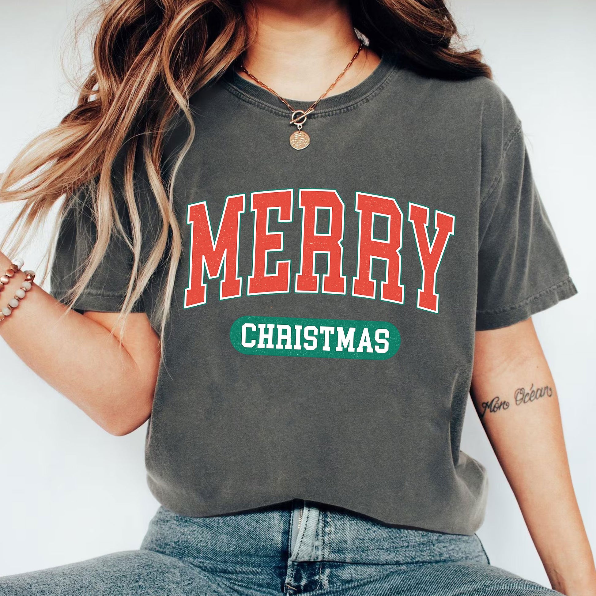 Stylish Merry Christmas Graphic Tee - Perfect Holiday T-Shirt for Men and Women - Casual Festive Apparel for Xmas Celebration
 - 1