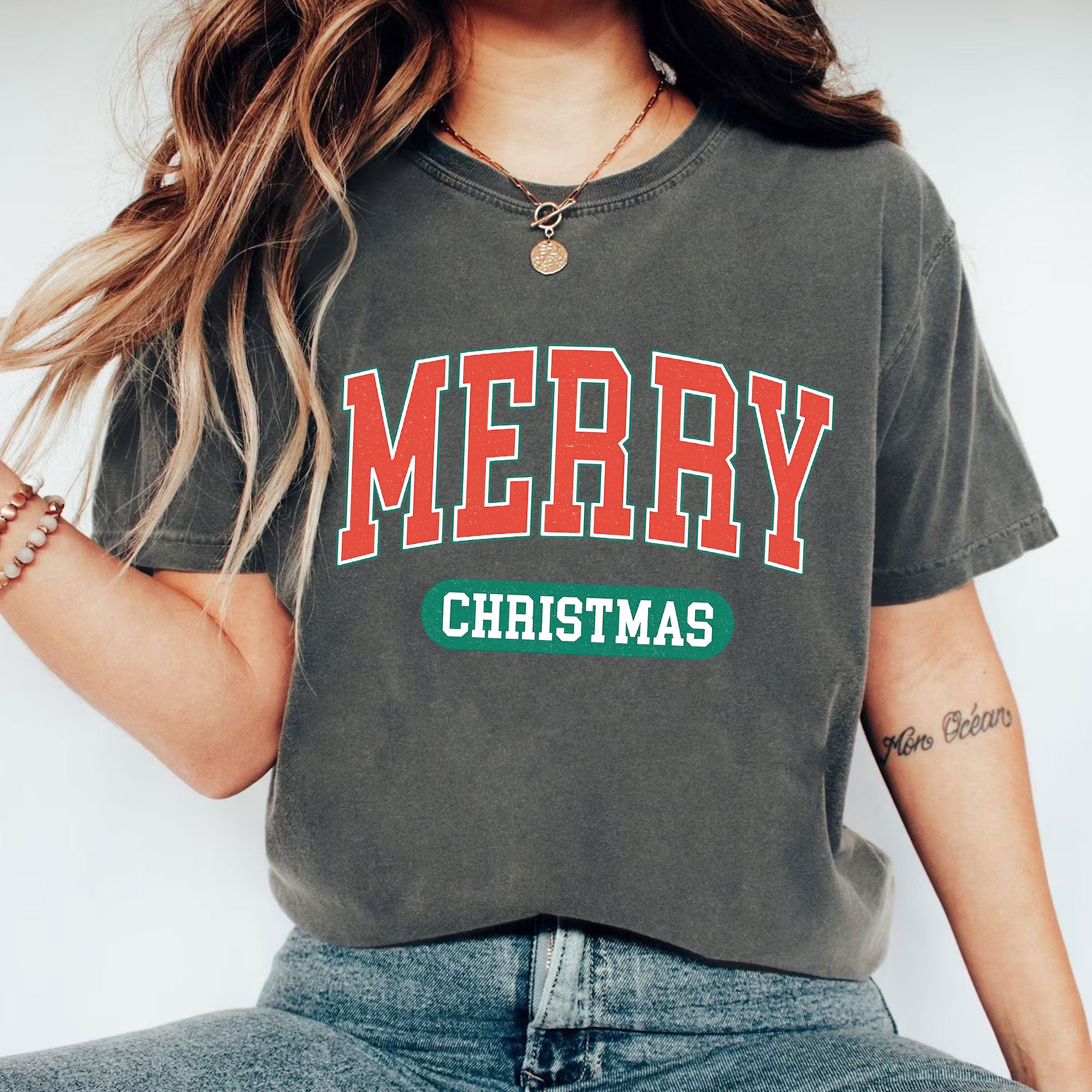 Stylish Merry Christmas Graphic Tee - Perfect Holiday T-Shirt for Men and Women - Casual Festive Apparel for Xmas Celebration
 - 1