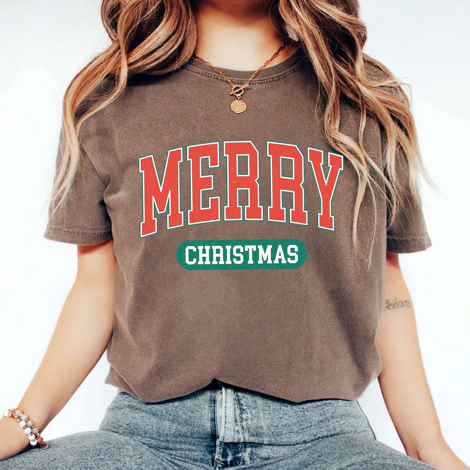 Stylish Merry Christmas Graphic Tee - Perfect Holiday T-Shirt for Men and Women - Casual Festive Apparel for Xmas Celebration
 - 2