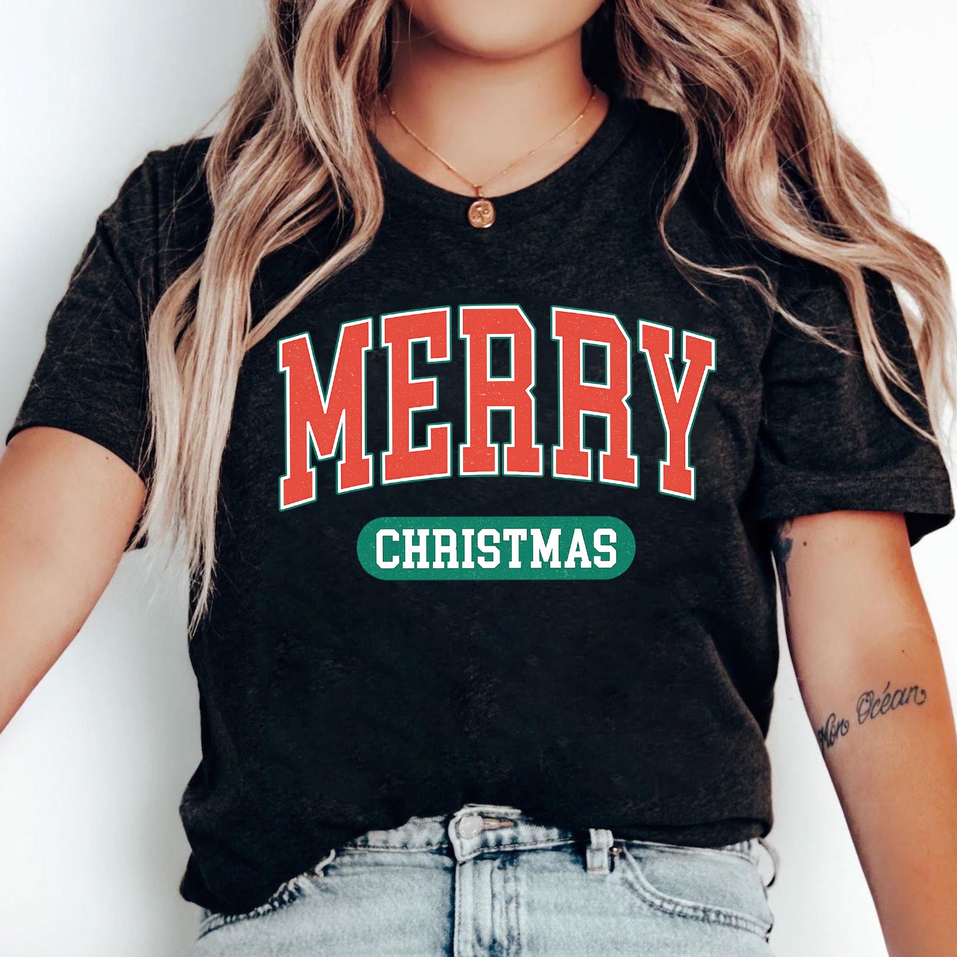 Stylish Merry Christmas Graphic Tee - Perfect Holiday T-Shirt for Men and Women - Casual Festive Apparel for Xmas Celebration
 - 5