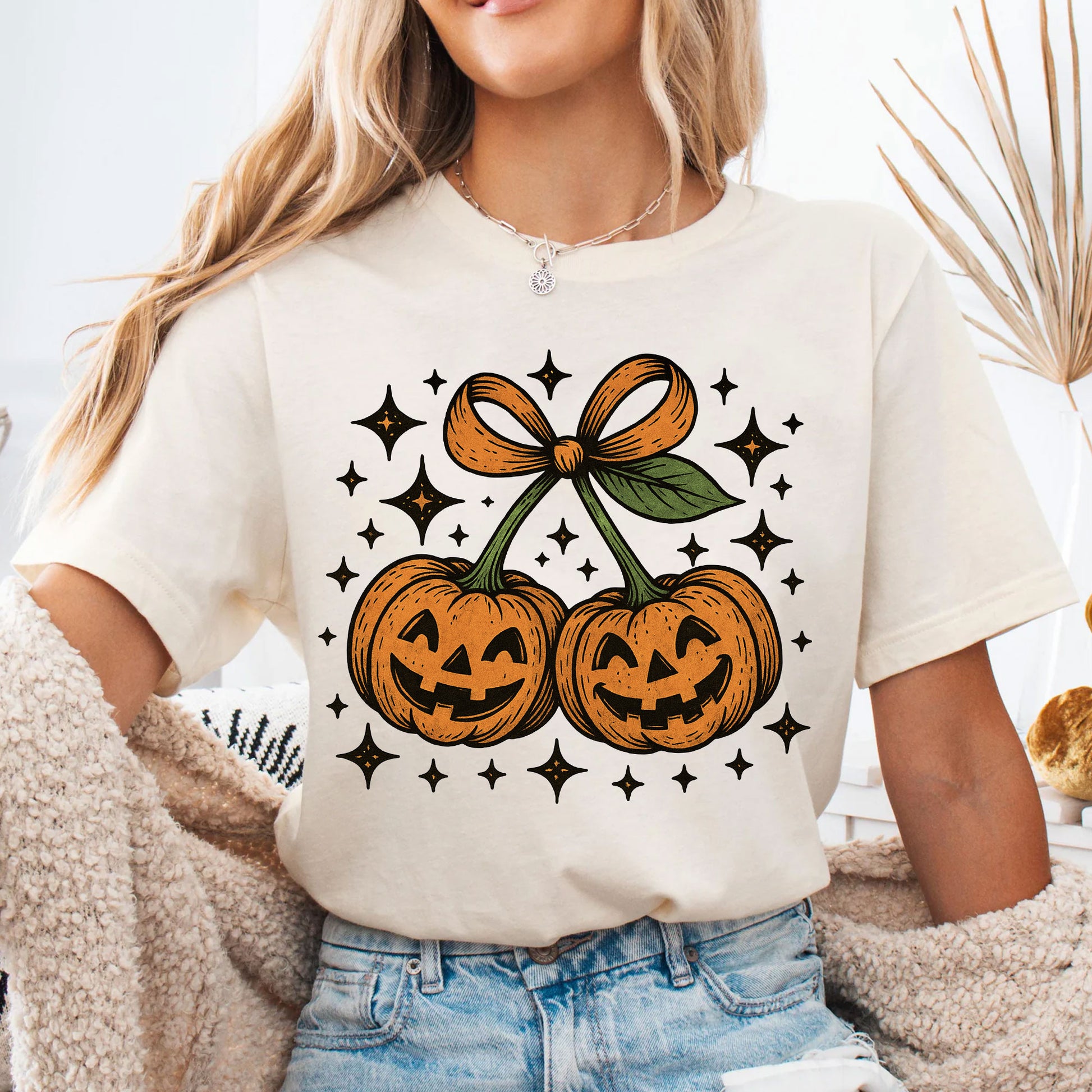 Trendy Halloween Pumpkin Graphic Tee - Spooky Vintage Jack-O'-Lanterns with Bow Design, Perfect for Festive Autumn Celebrations
 - 4